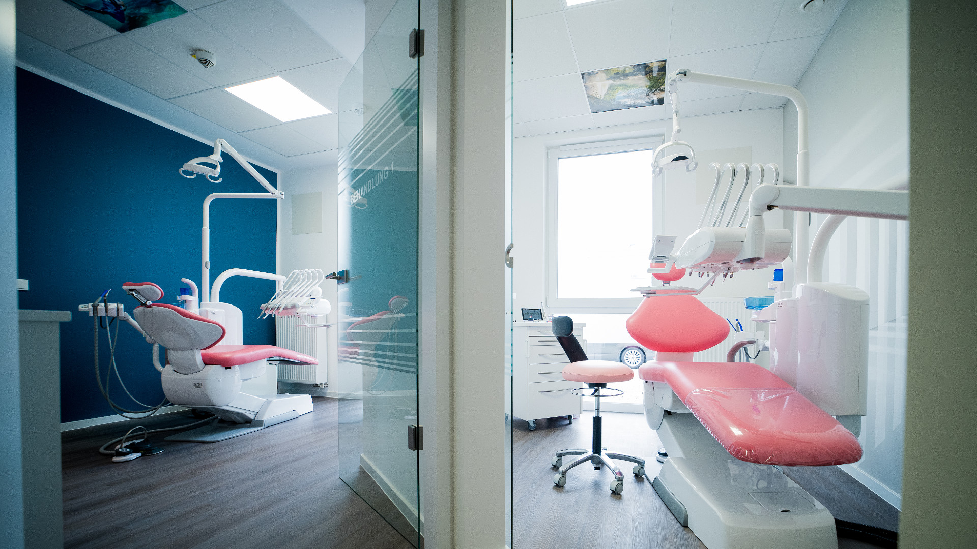 Zwei Behandlungszimmer nebeneinander mit Blick durch die Tür