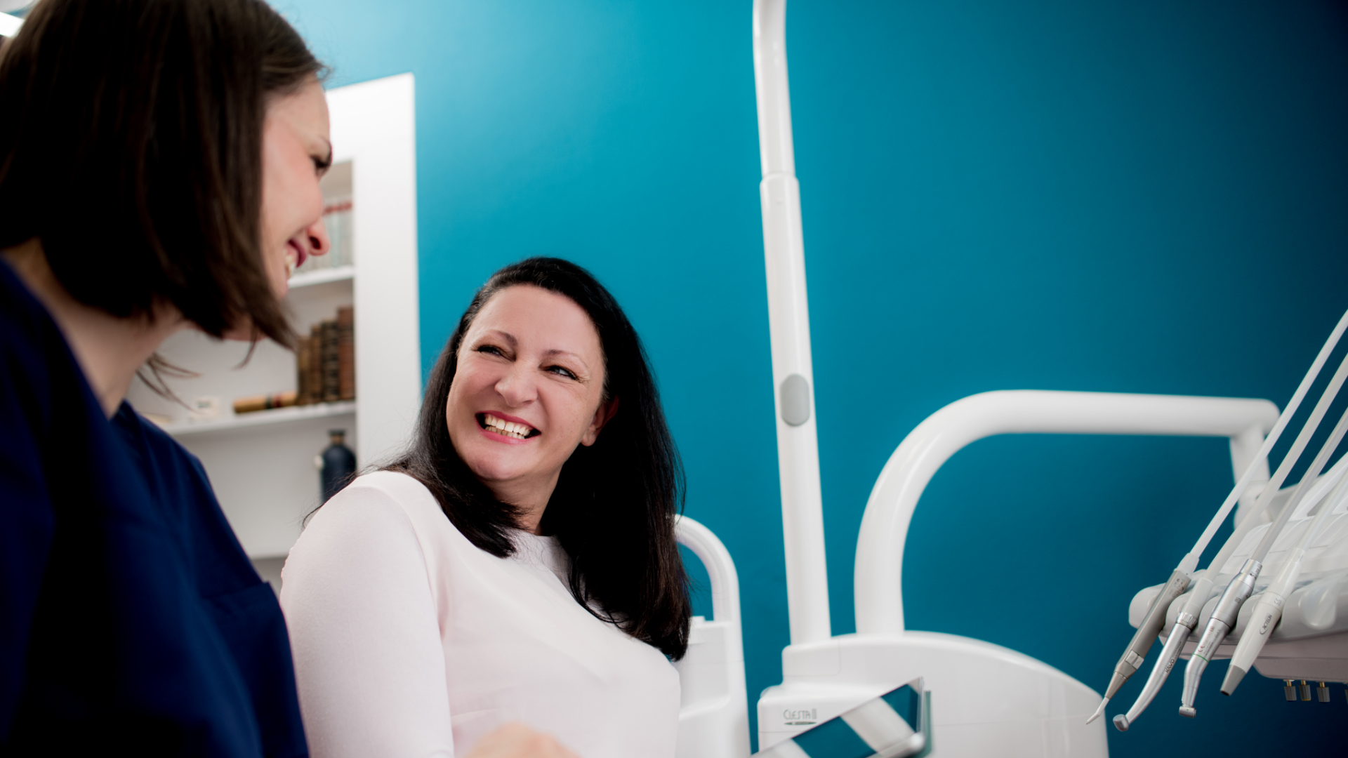 Dr.-Schiessl-mit-lachender-Patientin